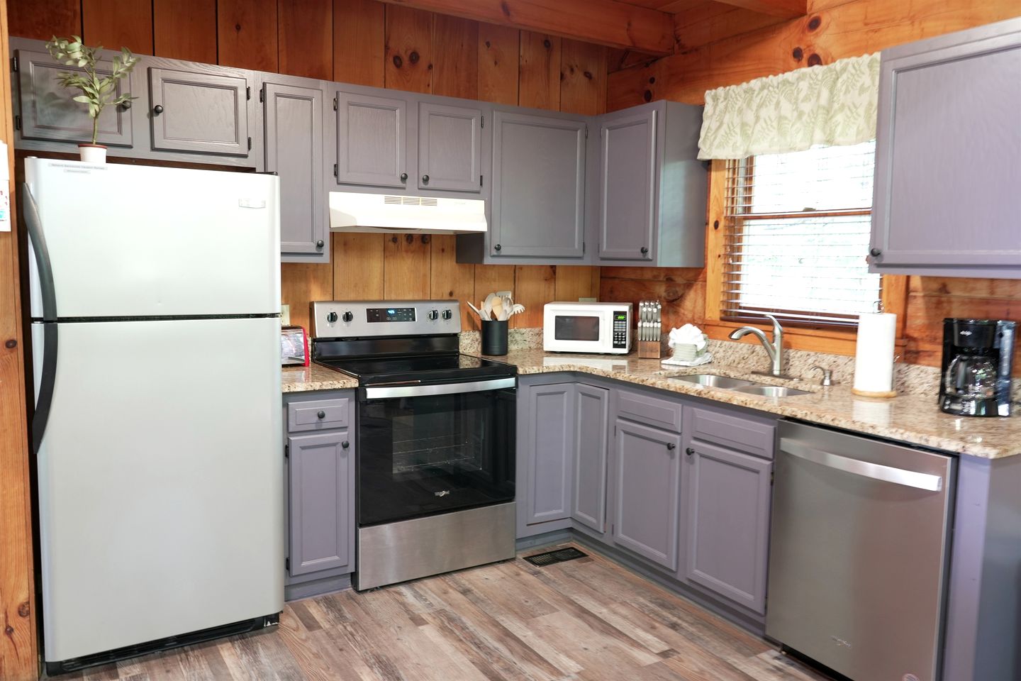 Charming Wooden Cabin with Hot-tub in Sevierville, Tennessee