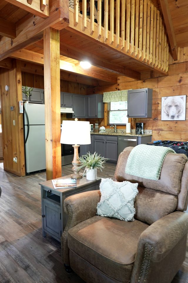 Charming Wooden Cabin with Hot-tub in Sevierville, Tennessee