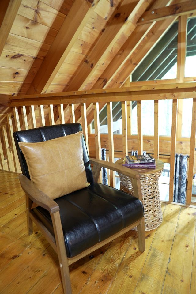 Charming Wooden Cabin with Hot-tub in Sevierville, Tennessee