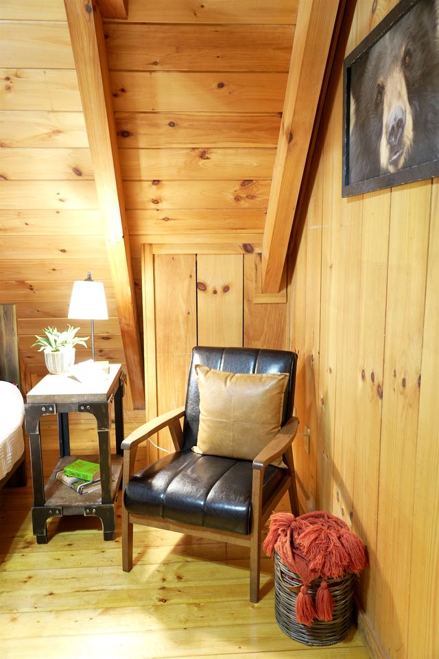 Charming Wooden Cabin with Hot-tub in Sevierville, Tennessee