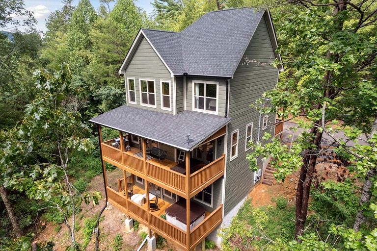 Impressive Cabin Retreat with Game Room and Beautiful Exterior Living Space in Sevierville, Tennessee