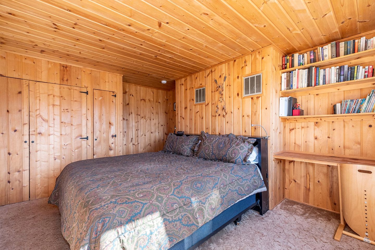 Delightful Rustic Cabin with Fireplace and Spectacular Mountain Views in Estes Park, Colorado