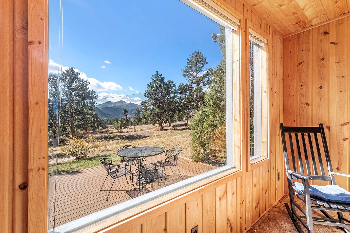 Delightful Rustic Cabin with Fireplace and Spectacular Mountain Views in Estes Park, Colorado