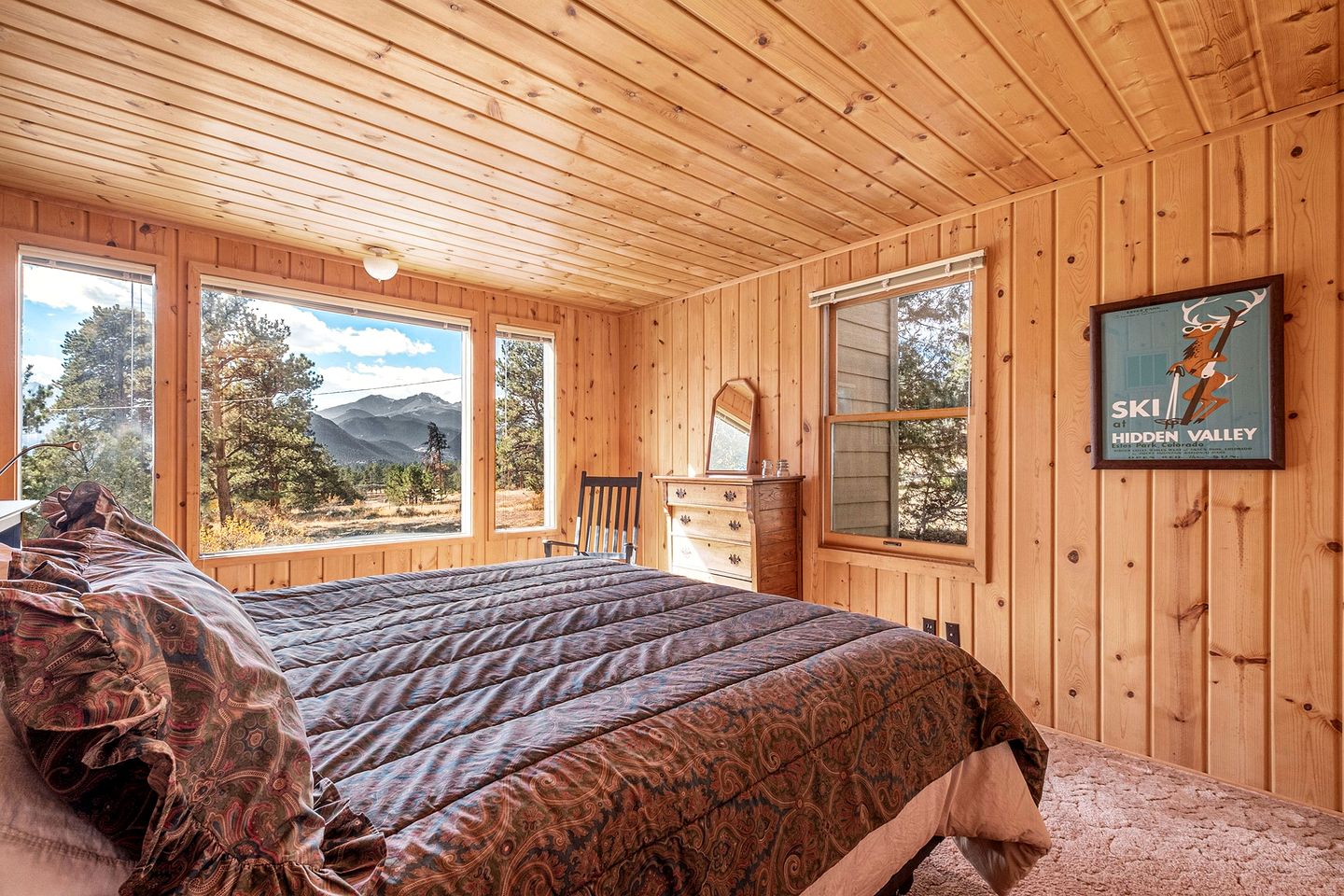 Delightful Rustic Cabin with Fireplace and Spectacular Mountain Views in Estes Park, Colorado