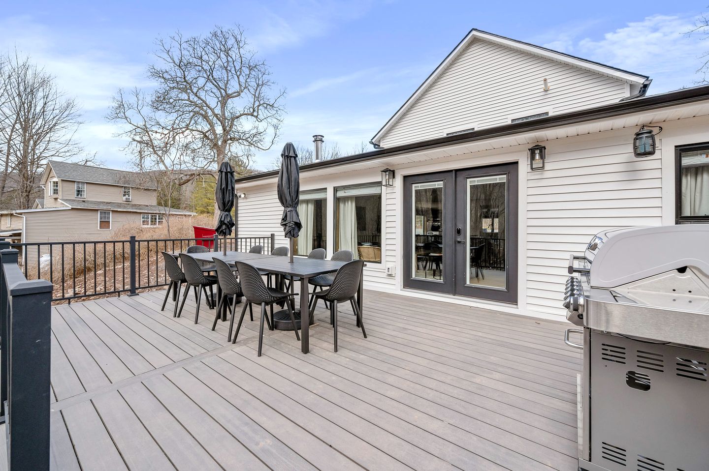 Luminous Cabin with Outdoor Private Deck and BBQ in NY