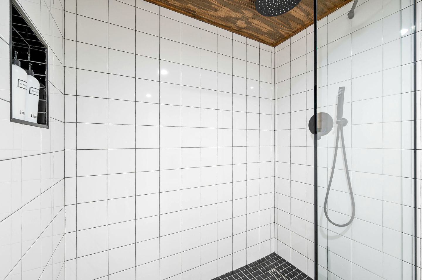 Luminous Cabin with Outdoor Private Deck and BBQ in NY