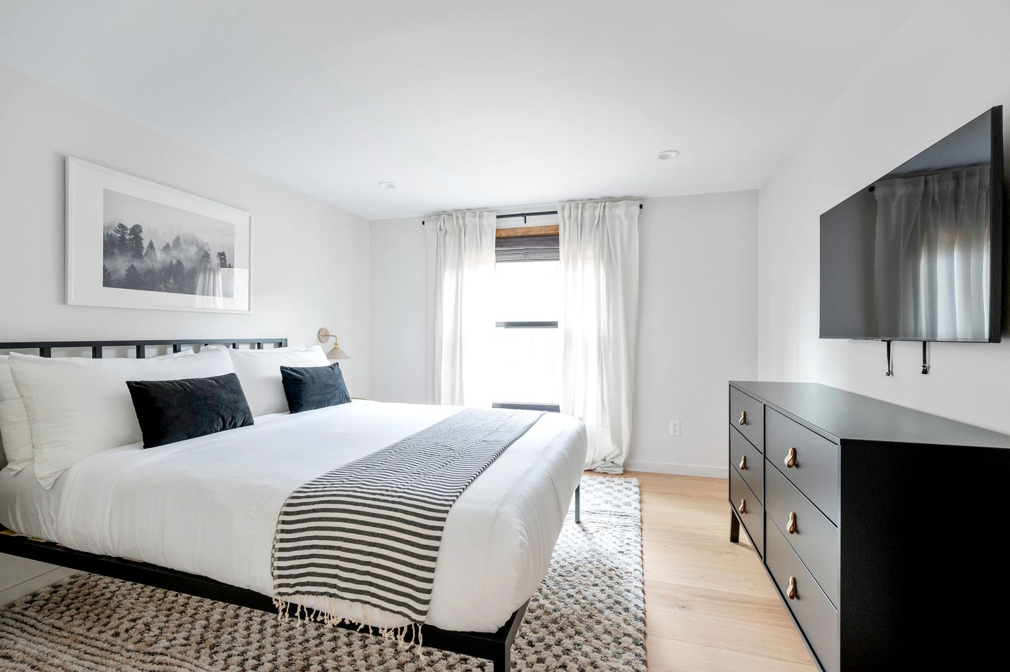 Luminous Cabin with Outdoor Private Deck and BBQ in NY