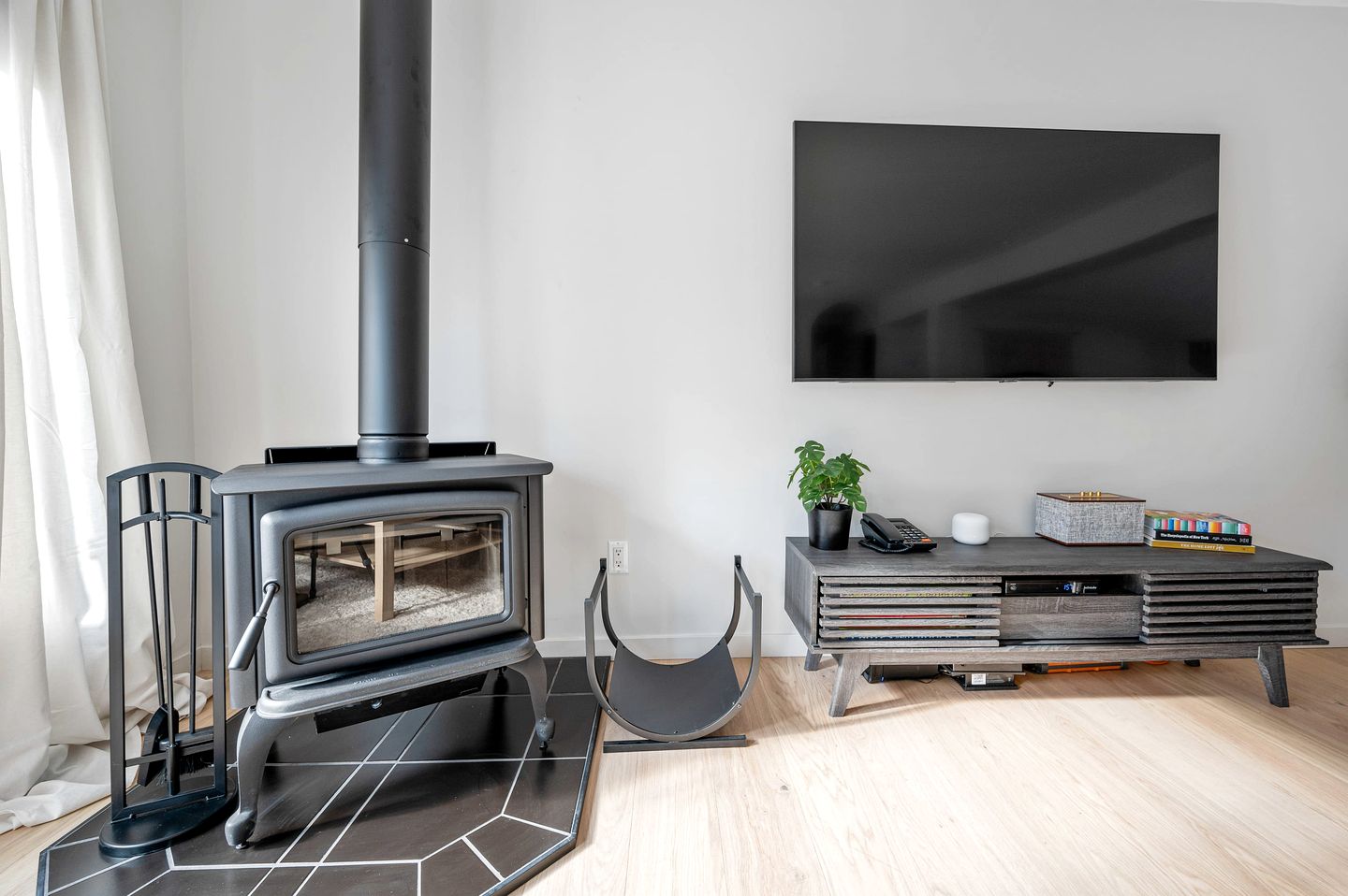 Luminous Cabin with Outdoor Private Deck and BBQ in NY