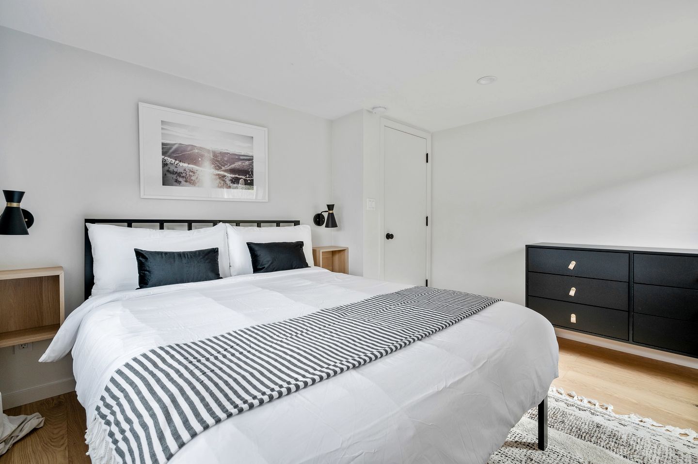 Luminous Cabin with Outdoor Private Deck and BBQ in NY