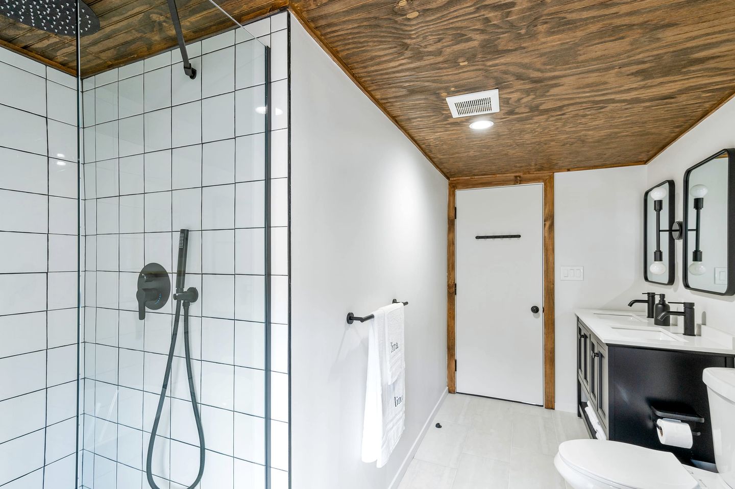 Luminous Cabin with Outdoor Private Deck and BBQ in NY