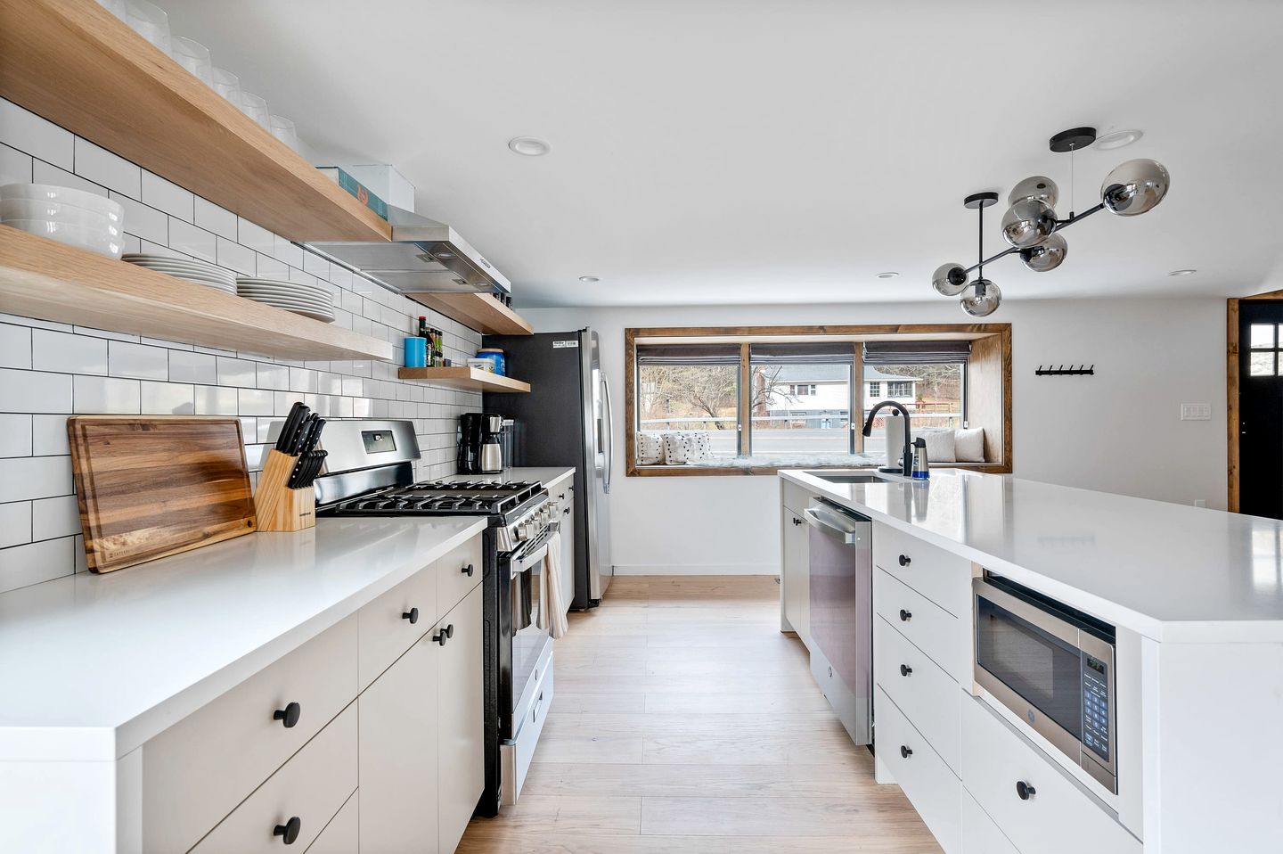 Luminous Cabin with Outdoor Private Deck and BBQ in NY