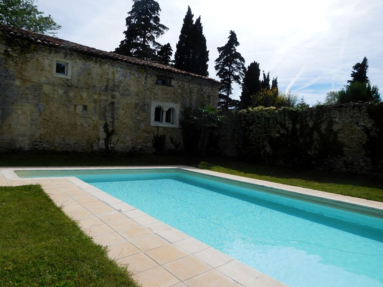 Romantic Suite Rental with Four-Poster Bed and Fireplace near Toulouse, France