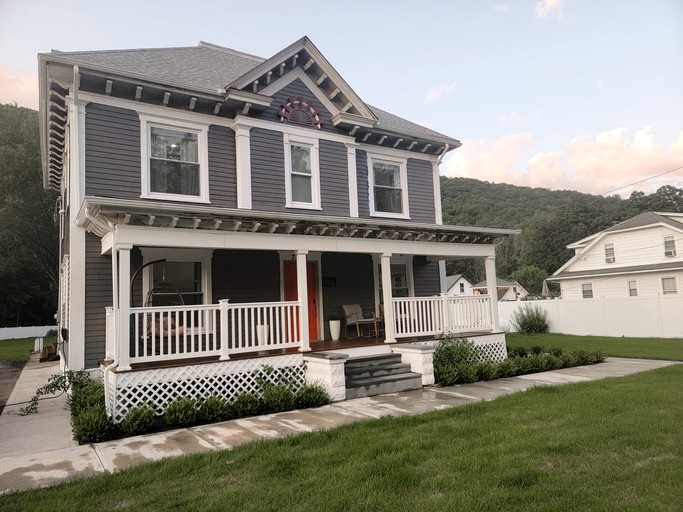 Splendid Ski Cabin with Pool Table, Jacuzzi and Large Backyard in New York