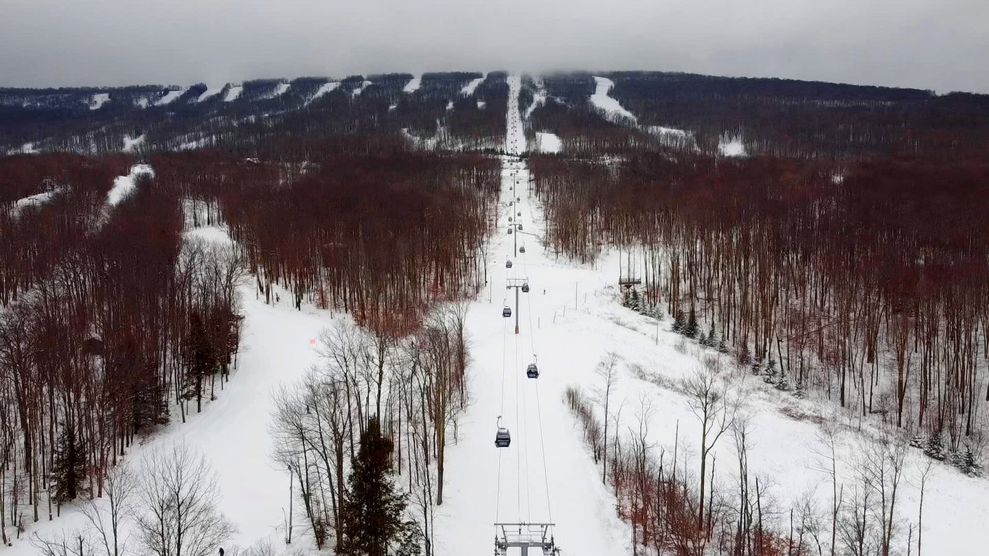 Splendid Ski Cabin with Pool Table, Jacuzzi and Large Backyard in New York