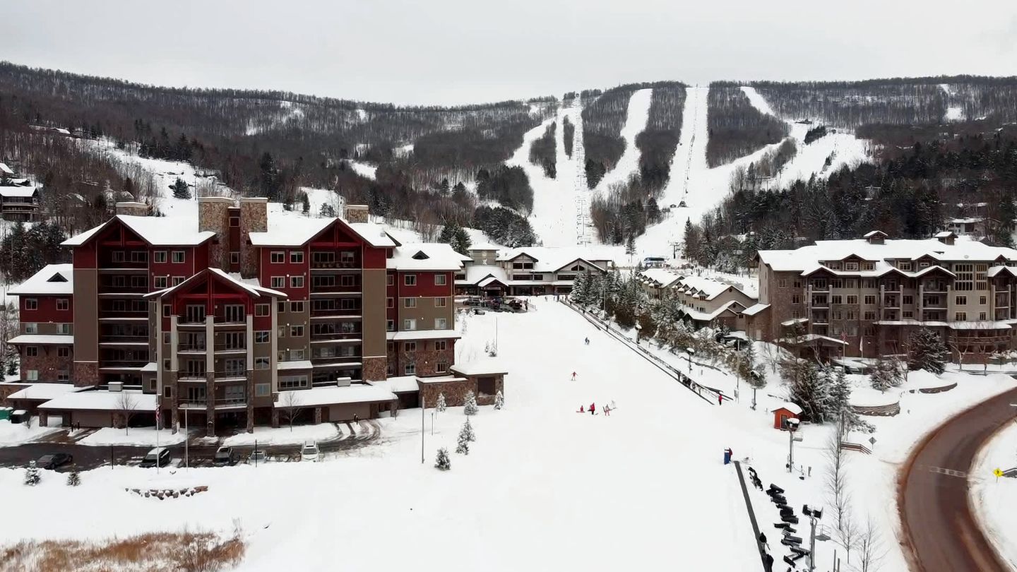 Splendid Ski Cabin with Pool Table, Jacuzzi and Large Backyard in New York