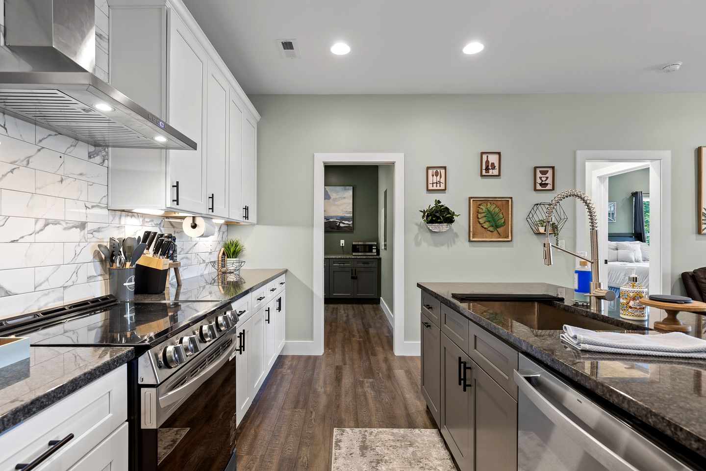 Big Elegant Cabin with Jacuzzi and Equipped Deck in Georgia