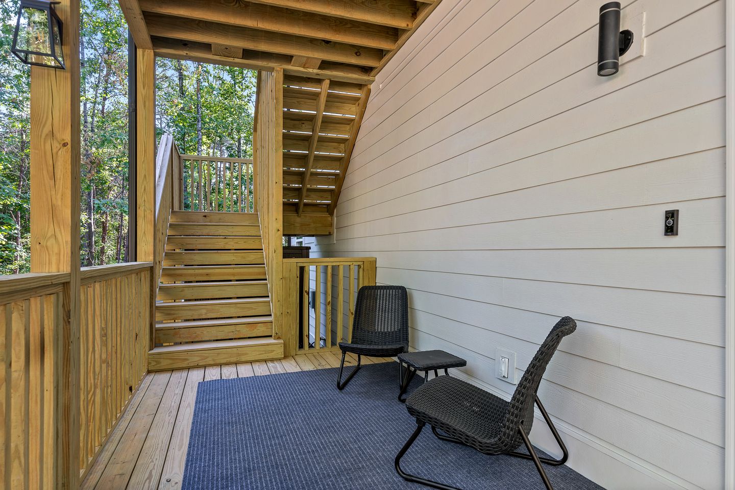 Big Elegant Cabin with Jacuzzi and Equipped Deck in Georgia