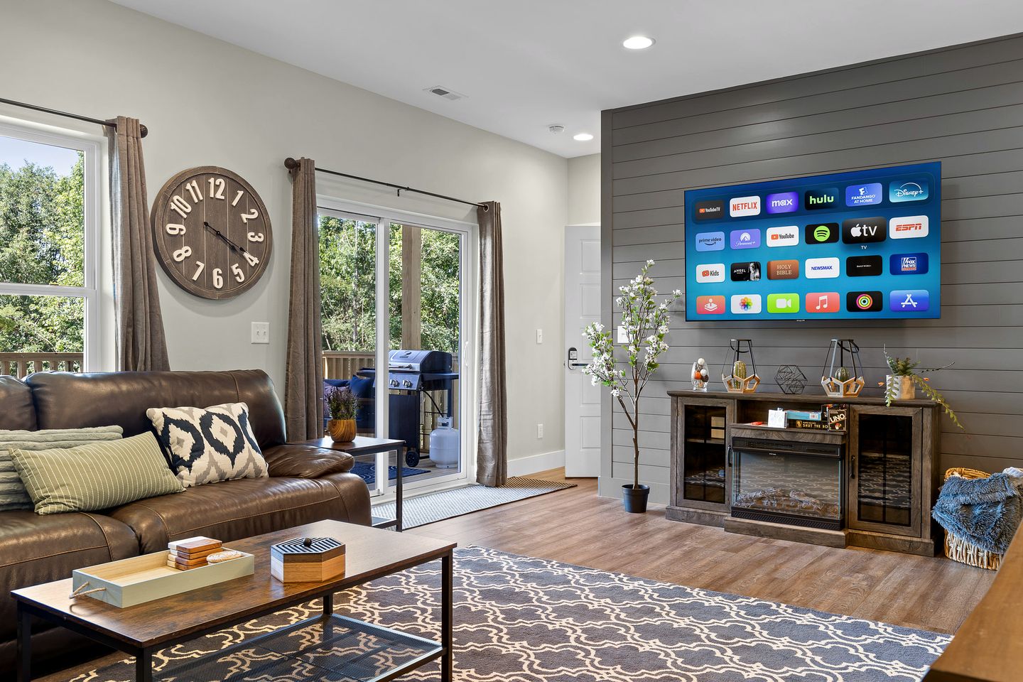 Big Elegant Cabin with Jacuzzi and Equipped Deck in Georgia