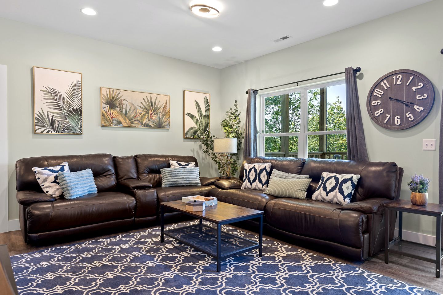 Big Elegant Cabin with Jacuzzi and Equipped Deck in Georgia