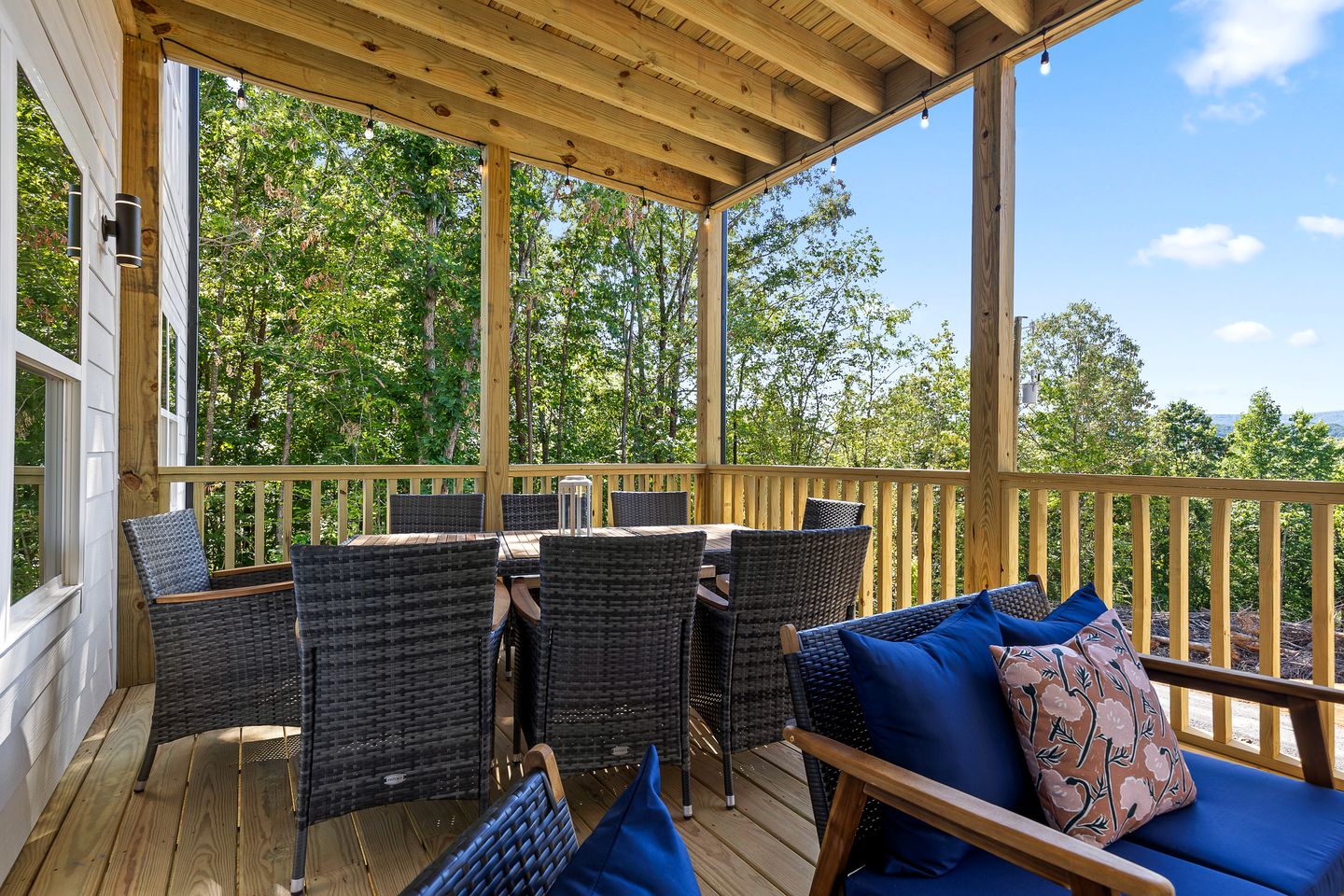 Big Elegant Cabin with Jacuzzi and Equipped Deck in Georgia