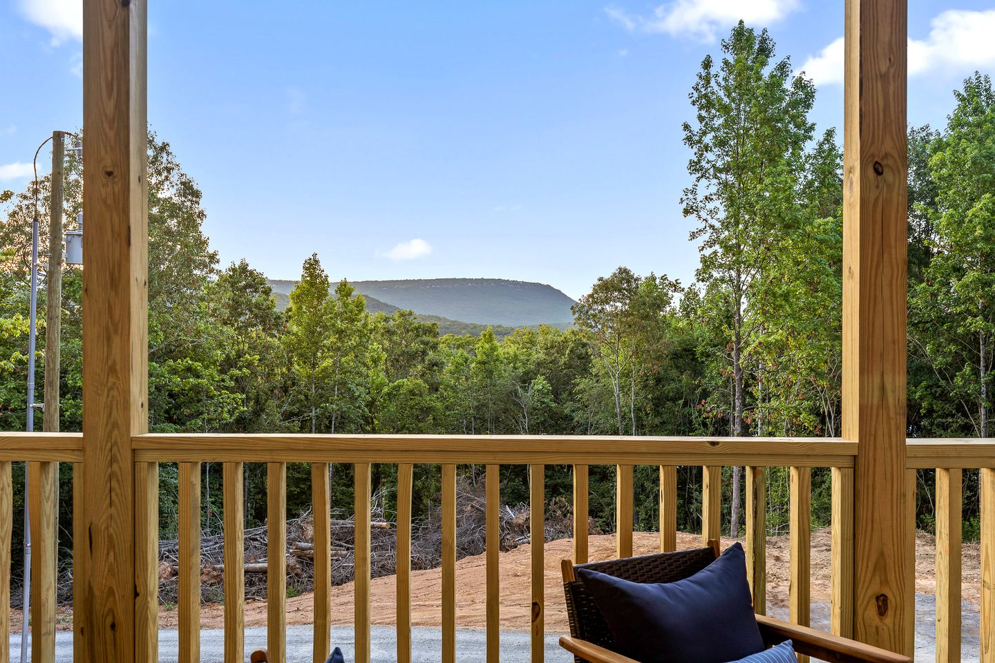 Big Elegant Cabin with Jacuzzi and Equipped Deck in Georgia