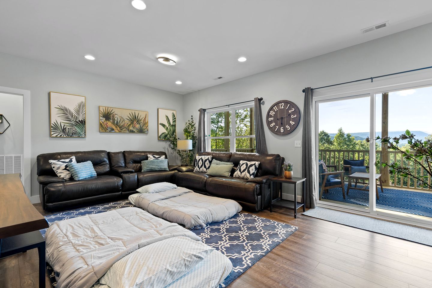 Big Elegant Cabin with Jacuzzi and Equipped Deck in Georgia