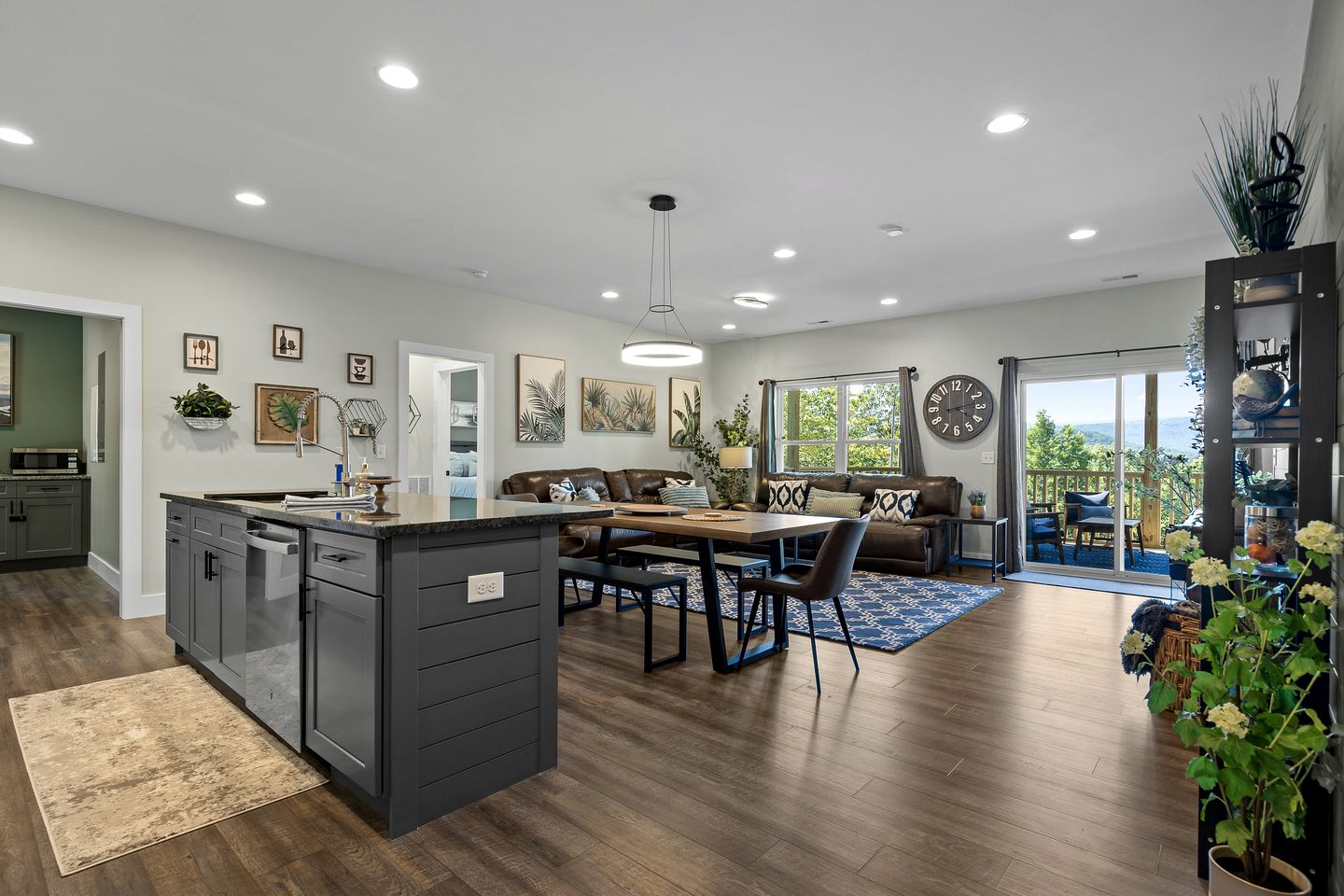 Big Elegant Cabin with Jacuzzi and Equipped Deck in Georgia