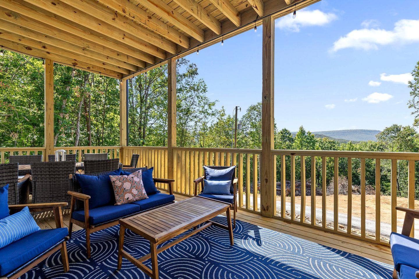 Big Elegant Cabin with Jacuzzi and Equipped Deck in Georgia