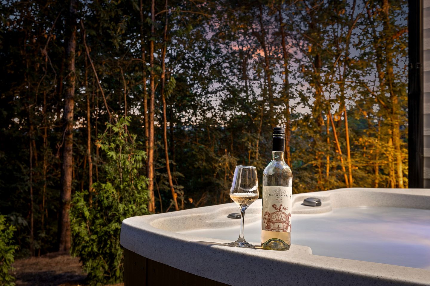 Big Elegant Cabin with Jacuzzi and Equipped Deck in Georgia