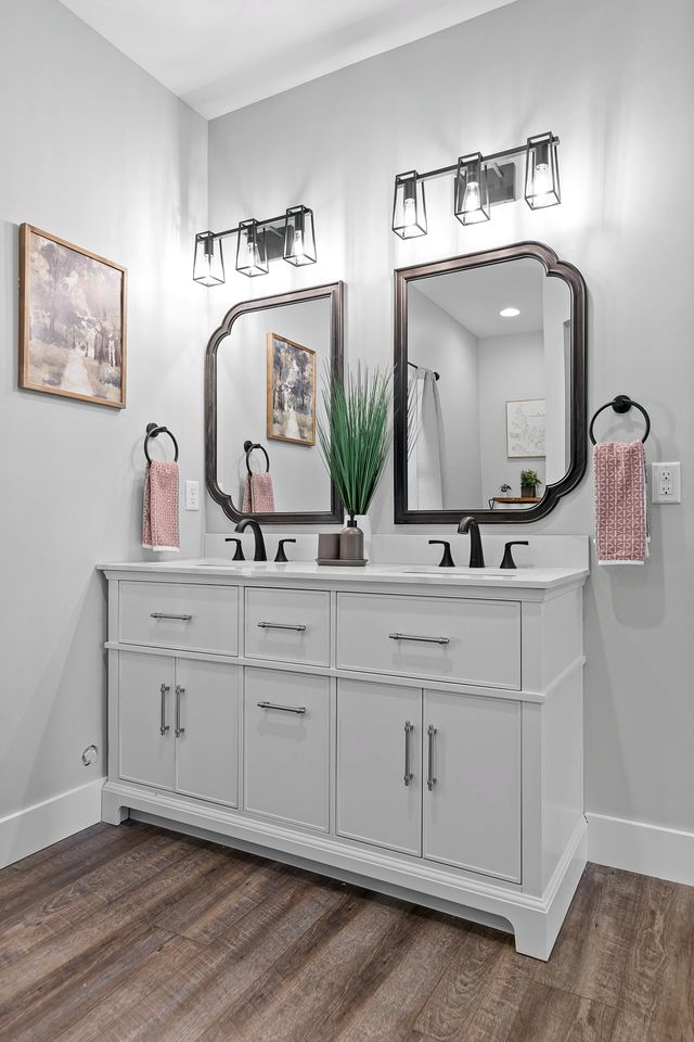 Big Elegant Cabin with Jacuzzi and Equipped Deck in Georgia