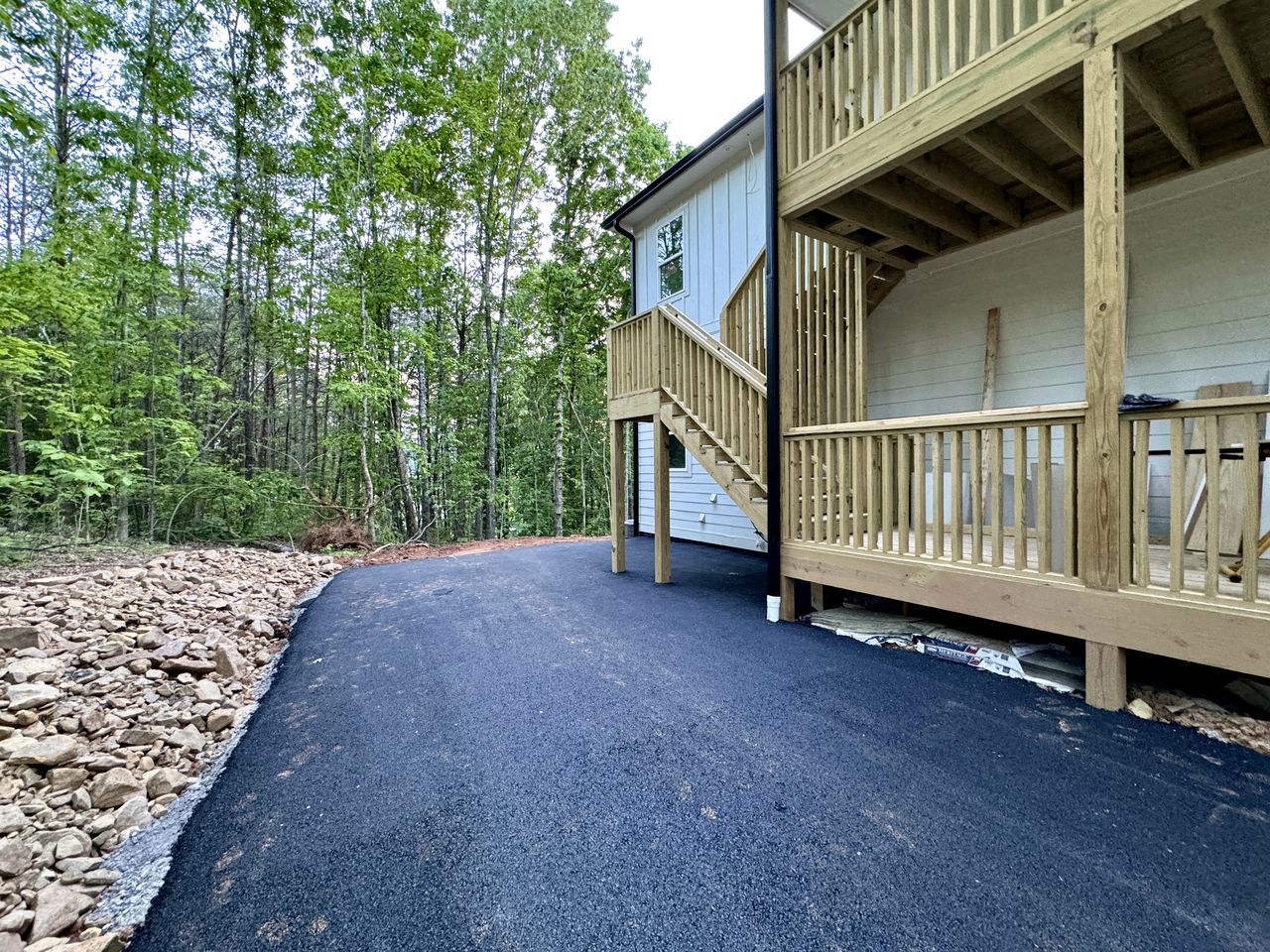 Big Elegant Cabin with Jacuzzi and Equipped Deck in Georgia