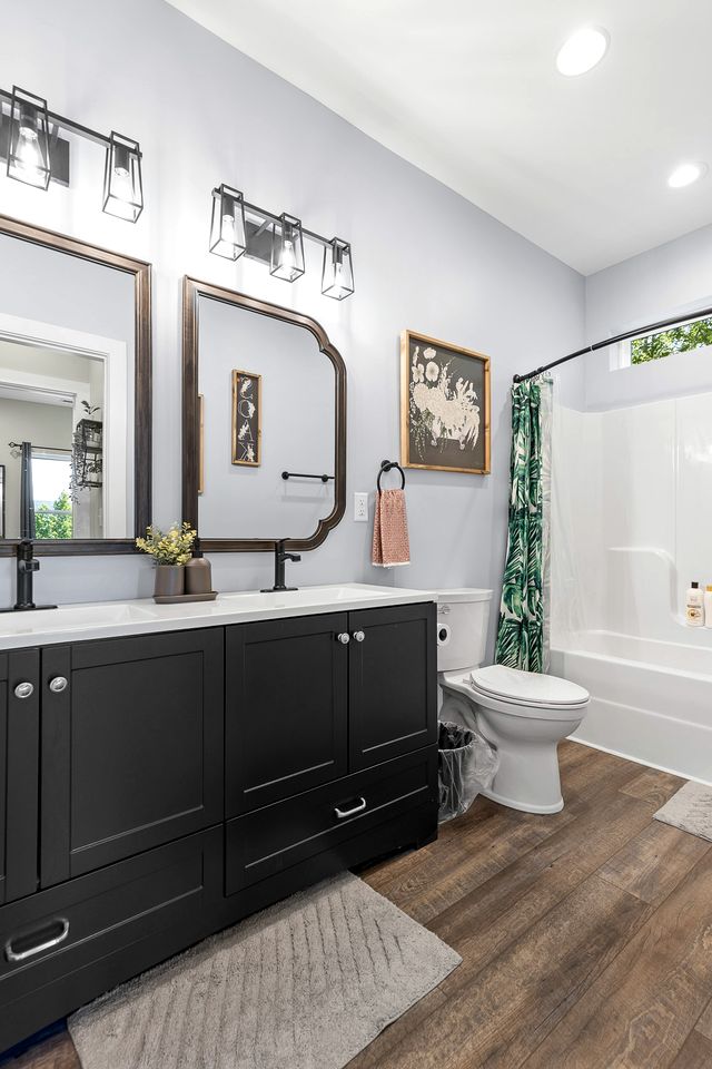 Big Elegant Cabin with Jacuzzi and Equipped Deck in Georgia