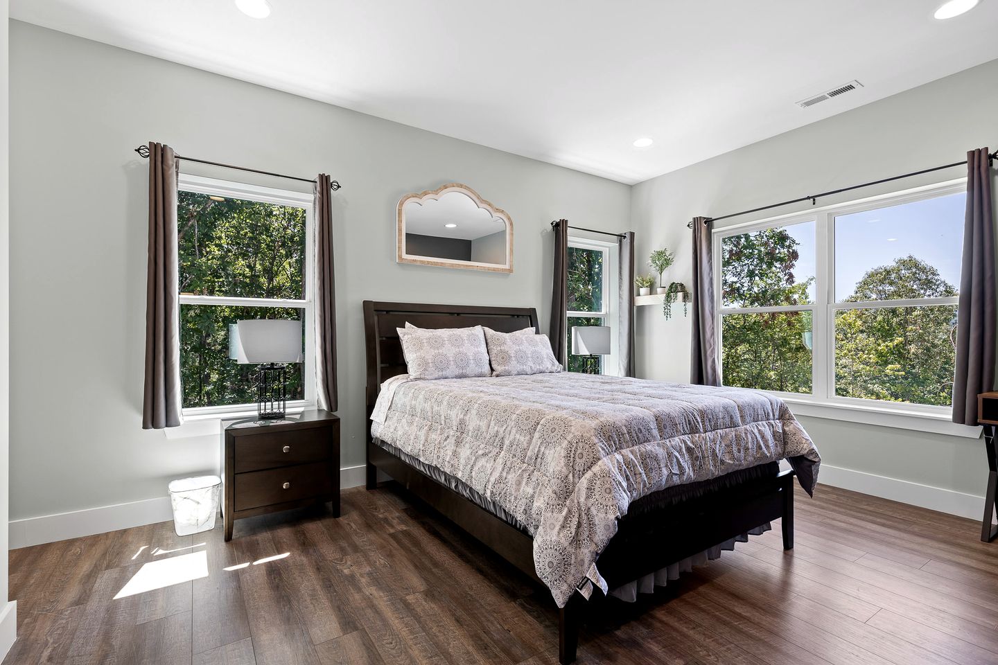 Gorgeous Cabin Surrounded by Trees in Fairview, Georgia
