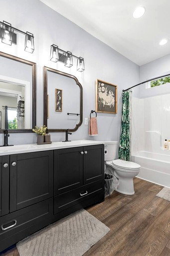 Cabins (United States of America, --, --)