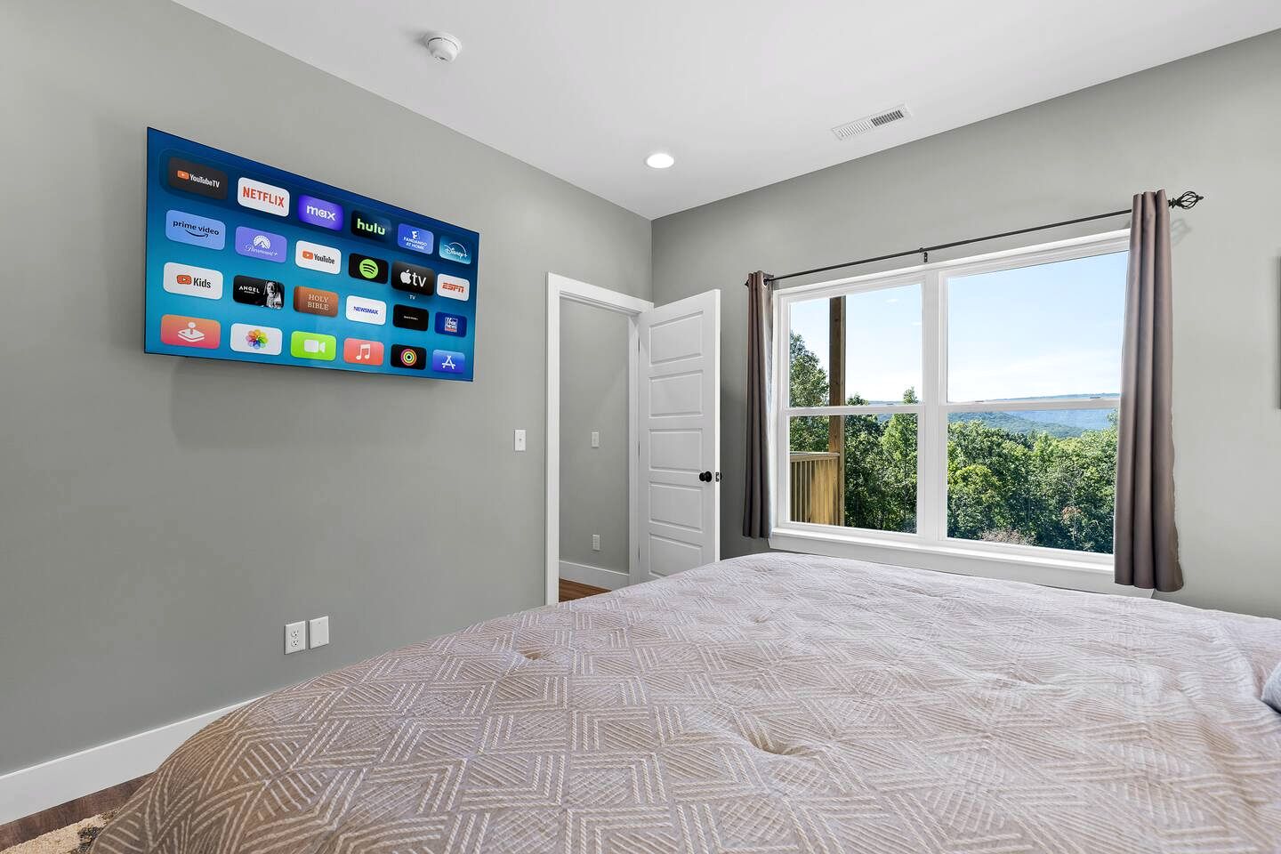 Newly Built Mountain-View Cabin with Hot Tub Near Lookout Mountain | Fairview, GA