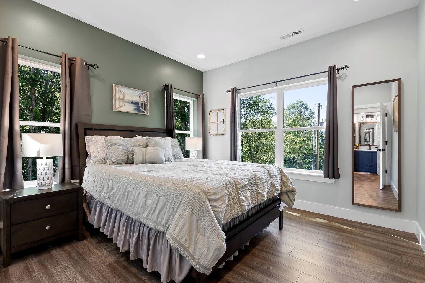 Newly Built Mountain-View Cabin with Hot Tub Near Lookout Mountain | Fairview, GA