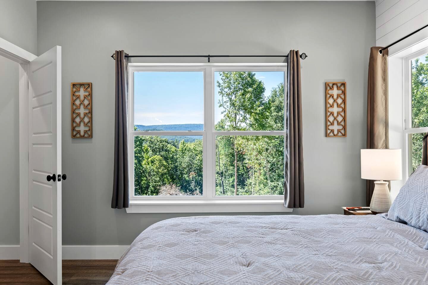 Newly Built Mountain-View Cabin with Hot Tub Near Lookout Mountain | Fairview, GA