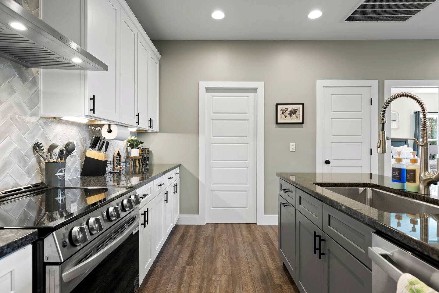 Charming Secluded Modern Cabin with Stunning Mountain Views Near Lookout Mountain | Fairview, GA