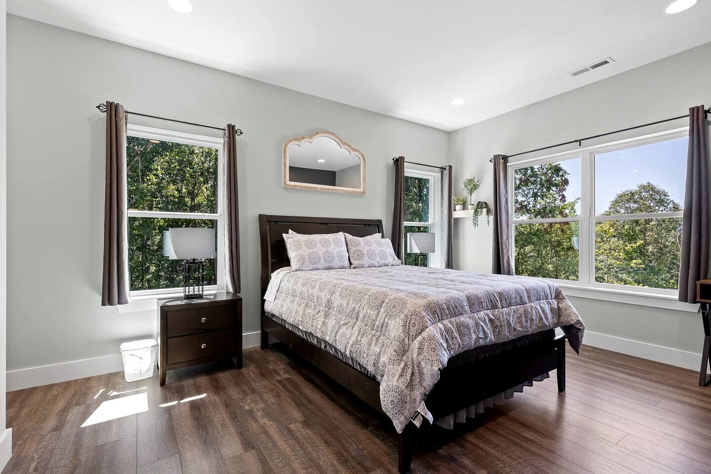 Spacious Vacation Homes with Private Hot Tubs near Chattanooga in Rossville, Georgia