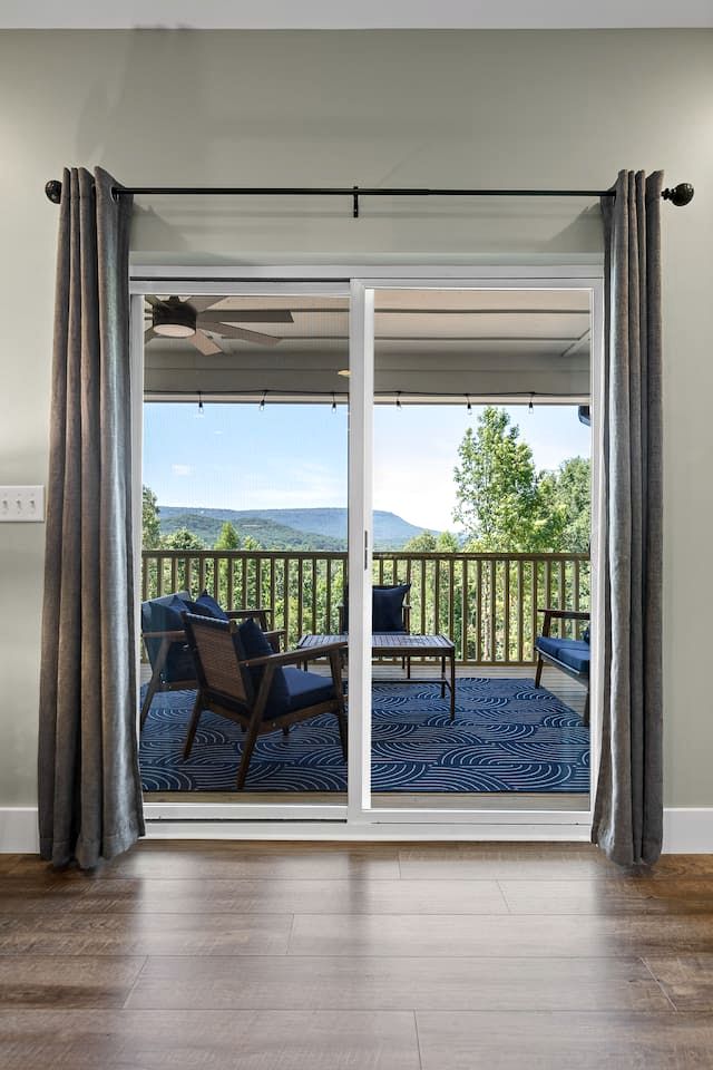 Spacious Vacation Homes with Private Hot Tubs near Chattanooga in Rossville, Georgia