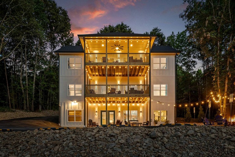 Unique Star Wars-Inspired Vacation Stay with Fire-Pit Lounge near Rock City & Lookout Mountain | Fairview, GA