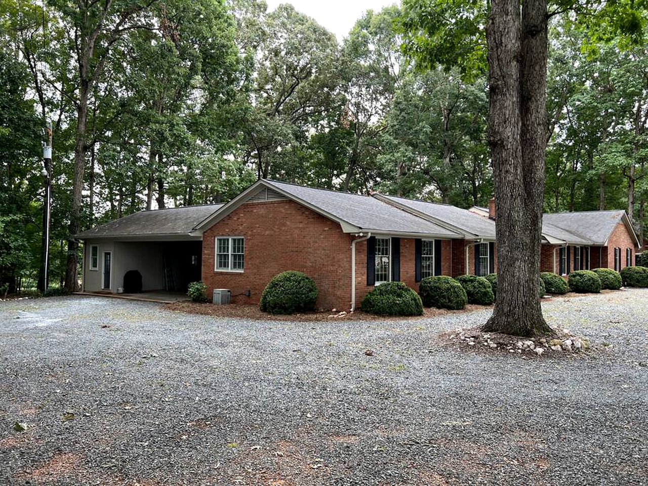 Spacious Cozy Cottage with Foosball Table, Private Deck and Fire Pit in Indian Trail, North Carolina