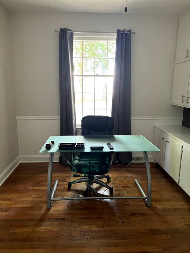 Spacious Cozy Cottage with Foosball Table, Private Deck and Fire Pit in Indian Trail, North Carolina