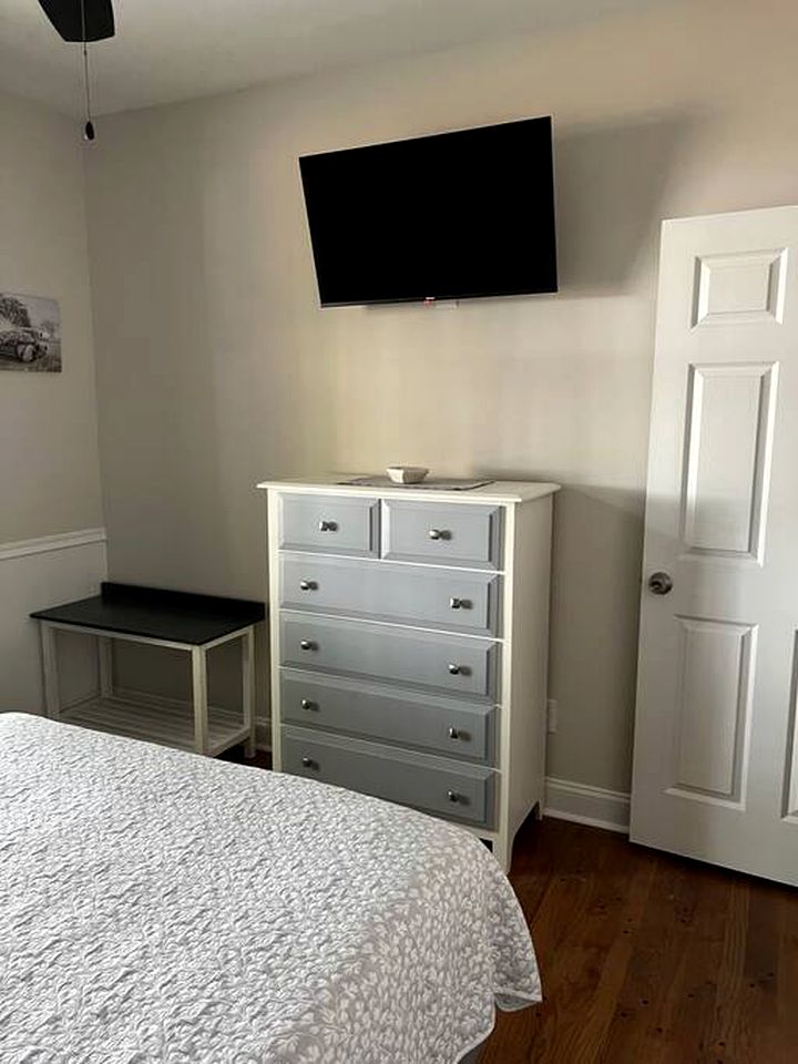 Spacious Cozy Cottage with Foosball Table, Private Deck and Fire Pit in Indian Trail, North Carolina