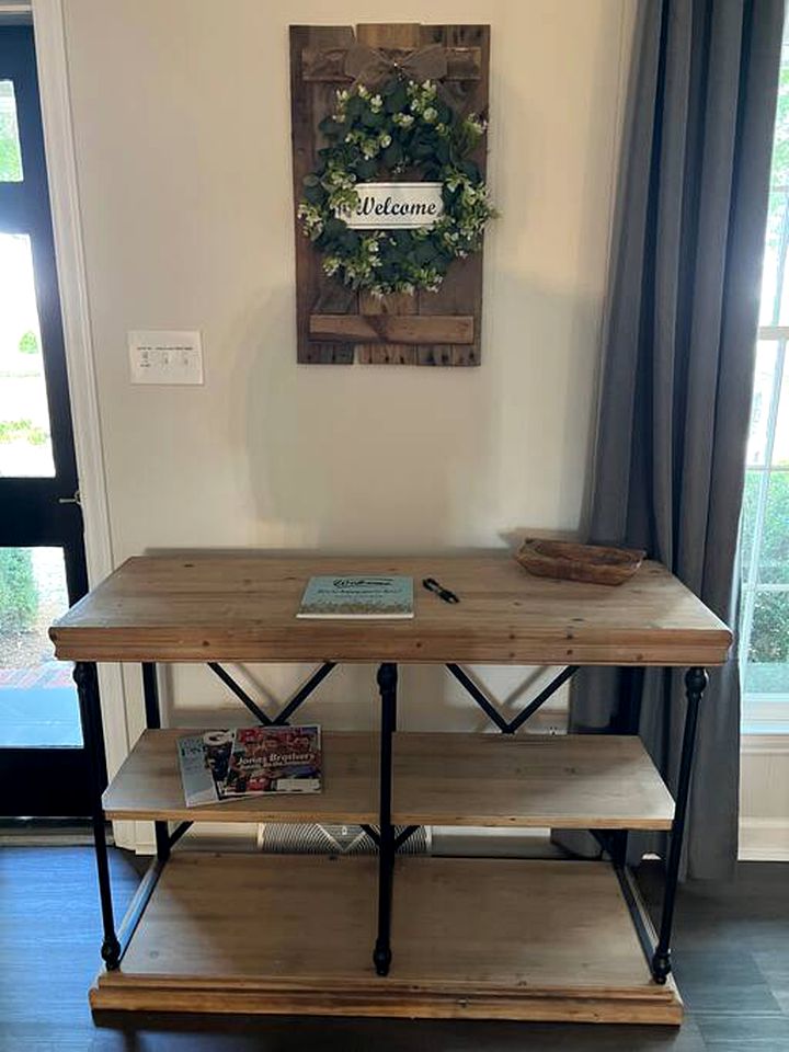 Spacious Cozy Cottage with Foosball Table, Private Deck and Fire Pit in Indian Trail, North Carolina