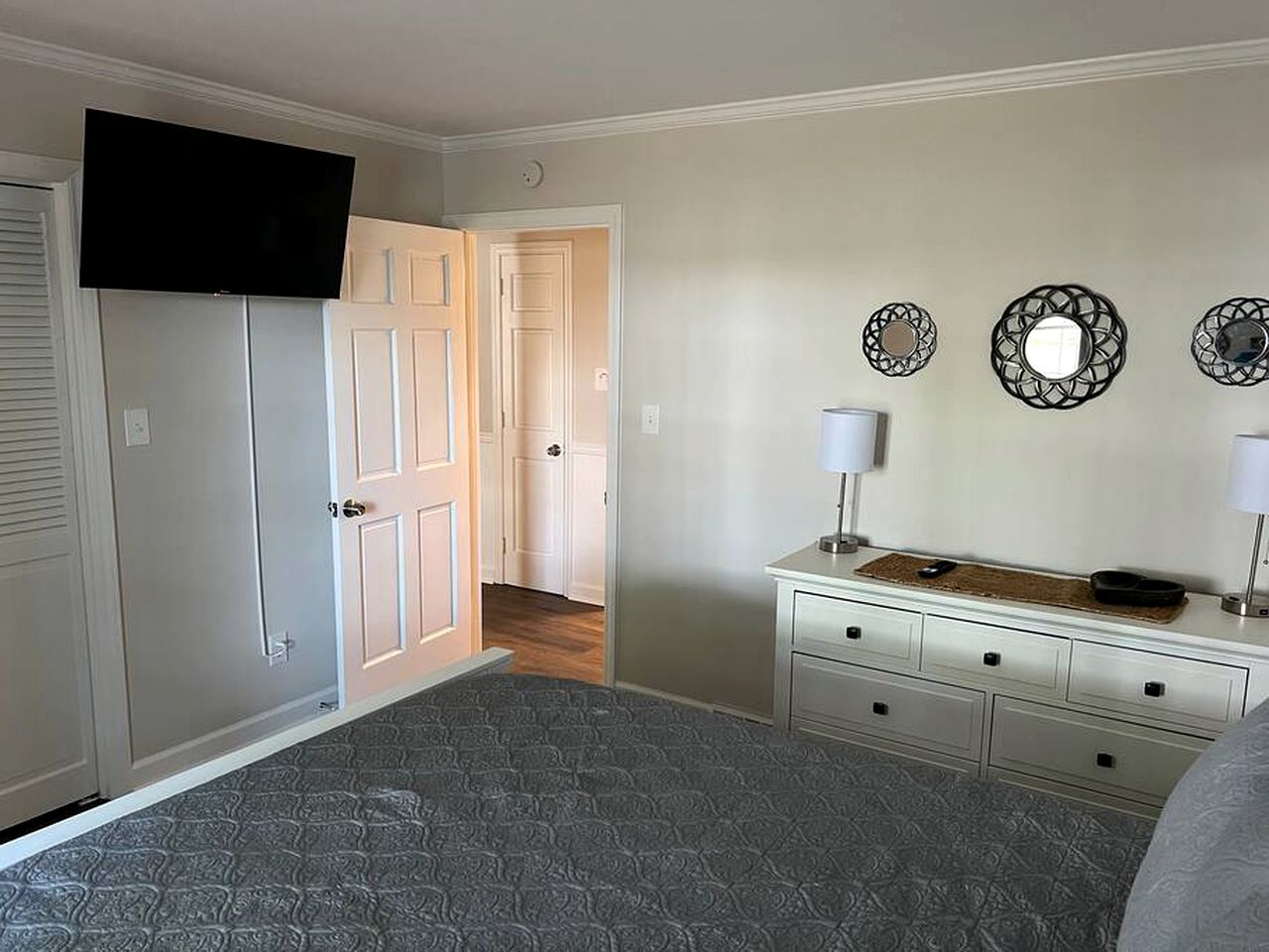 Spacious Cozy Cottage with Foosball Table, Private Deck and Fire Pit in Indian Trail, North Carolina