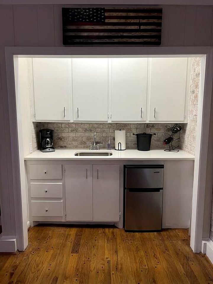 Spacious Cozy Cottage with Foosball Table, Private Deck and Fire Pit in Indian Trail, North Carolina