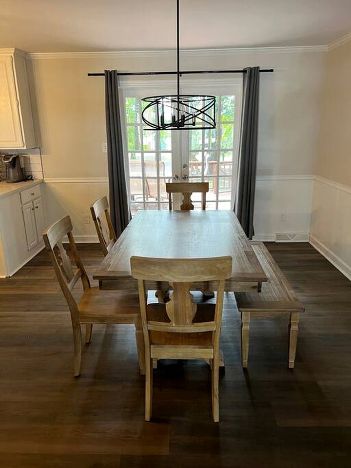 Spacious Cozy Cottage with Foosball Table, Private Deck and Fire Pit in Indian Trail, North Carolina