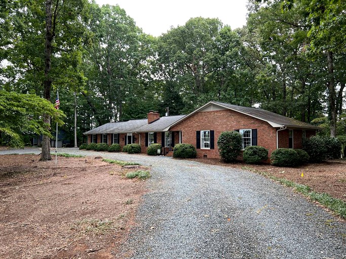 Spacious Cozy Cottage with Foosball Table, Private Deck and Fire Pit in Indian Trail, North Carolina