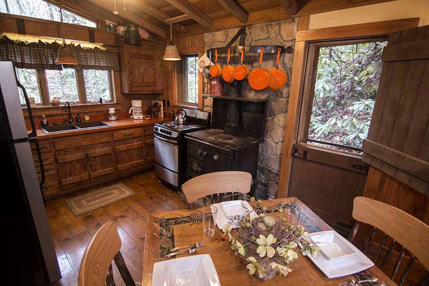 One-Bedroom Cabin Rental with a Fireplace in the North Carolina Mountains
